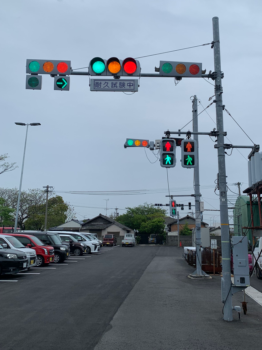 写真３：社員用駐車場では様々な種類の信号灯器の耐久試験が行われていました